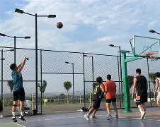 开云官方网站在线登陆-利物浦准备与对手进行友谊赛磨合战术的球员